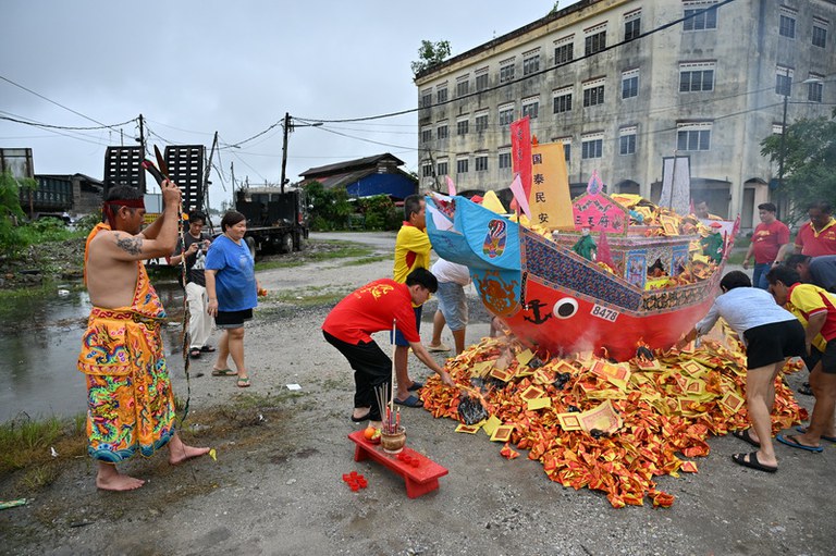 安順半港十英哩鳳朱宮  送王
