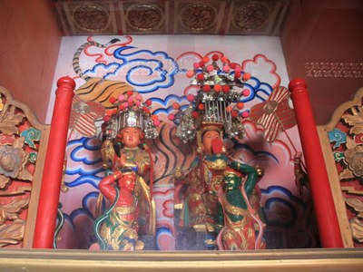 媽祖娘娘(右)臨水夫人(左)神像