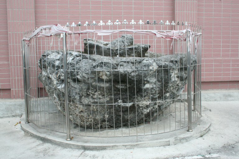 大福村福安宮廟後元寶石（潘信來拍攝－2008.04. 12）