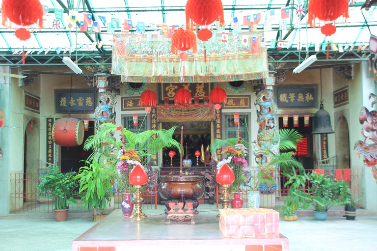 慈善堂拜殿看正殿