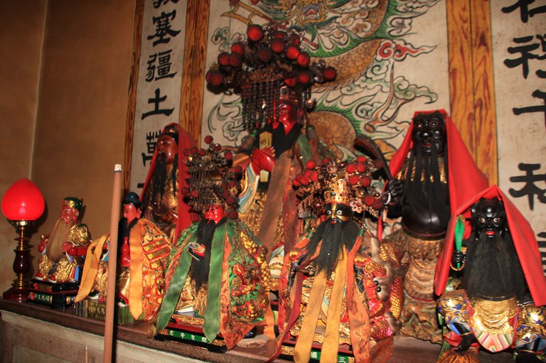 慈善堂龍邊側殿神像